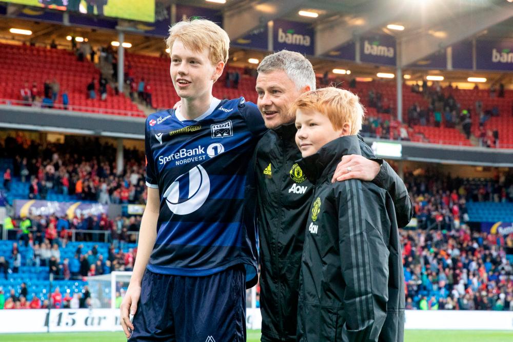 Man United manager Ole Gunnar Solskjaer poses with his sons Elijah Solskjaer and Kristiansund’s Noah Solskjaer for photograph. – AFPPIX