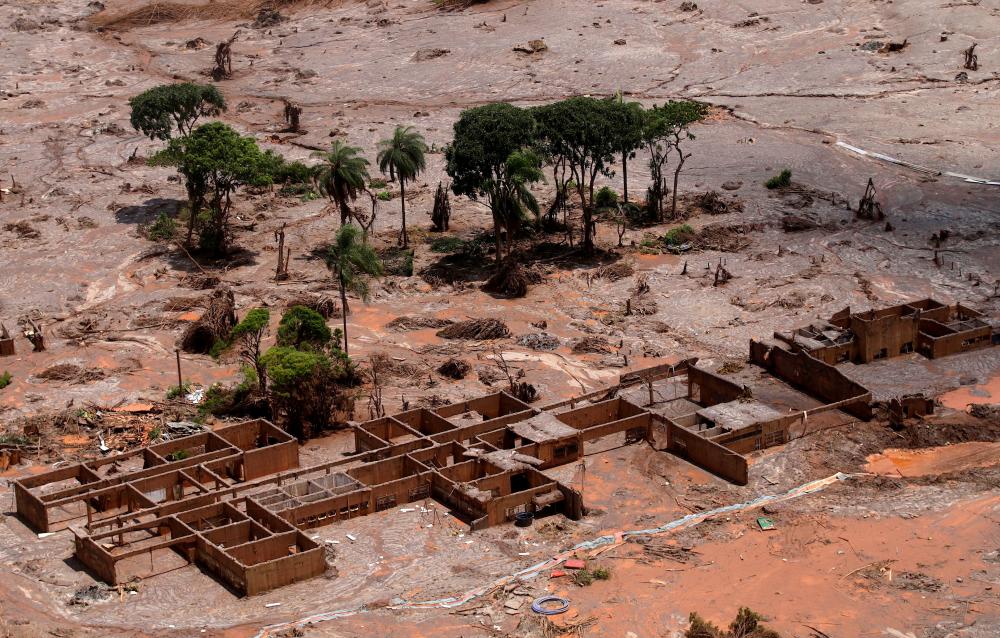 FILE PHOTO: The debris of the municipal school of Bento Rodrigues district, which was covered with mud after a dam owned by Vale SA and BHP Billiton Ltd burst, is pictured in Mariana, Brazil, November 10, 2015. -Reuters