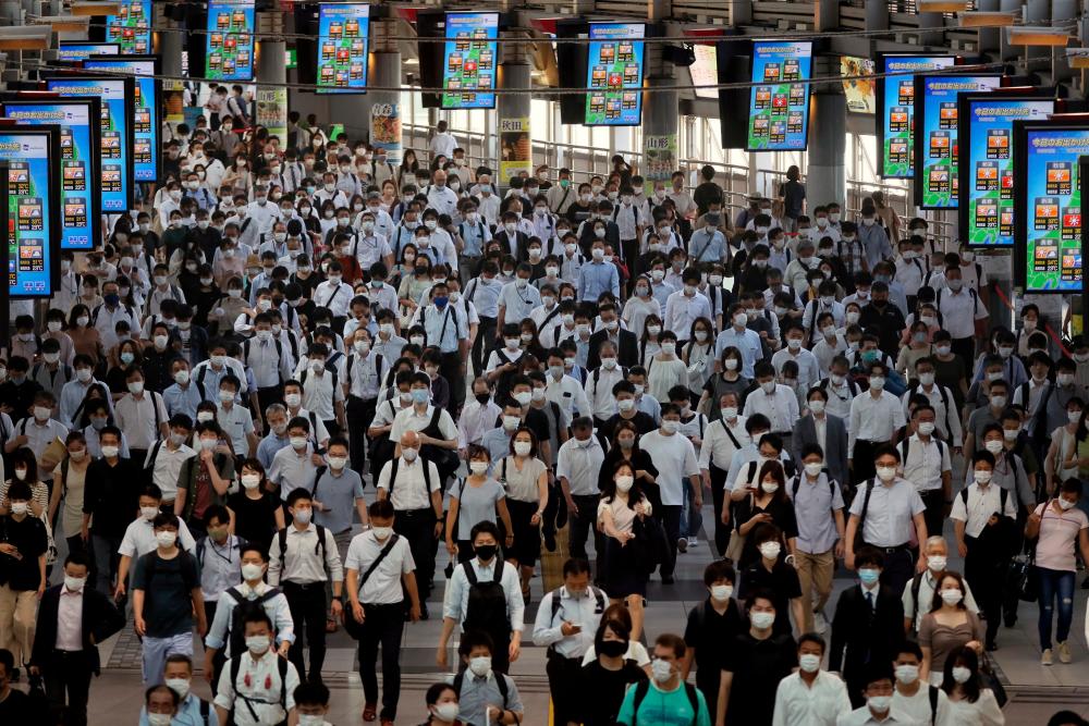 Commuters wearing face masks arrive at Shinagawa Station at the start of the working day amid the coronavirus disease (Covid-19) outbreak, in Tokyo, Japan, August 2, 2021 .- Reuters