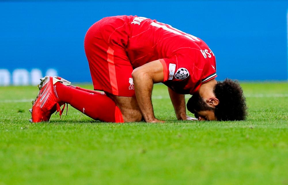 Salah, Firmino shine as Liverpool honour Hunt with Porto rout