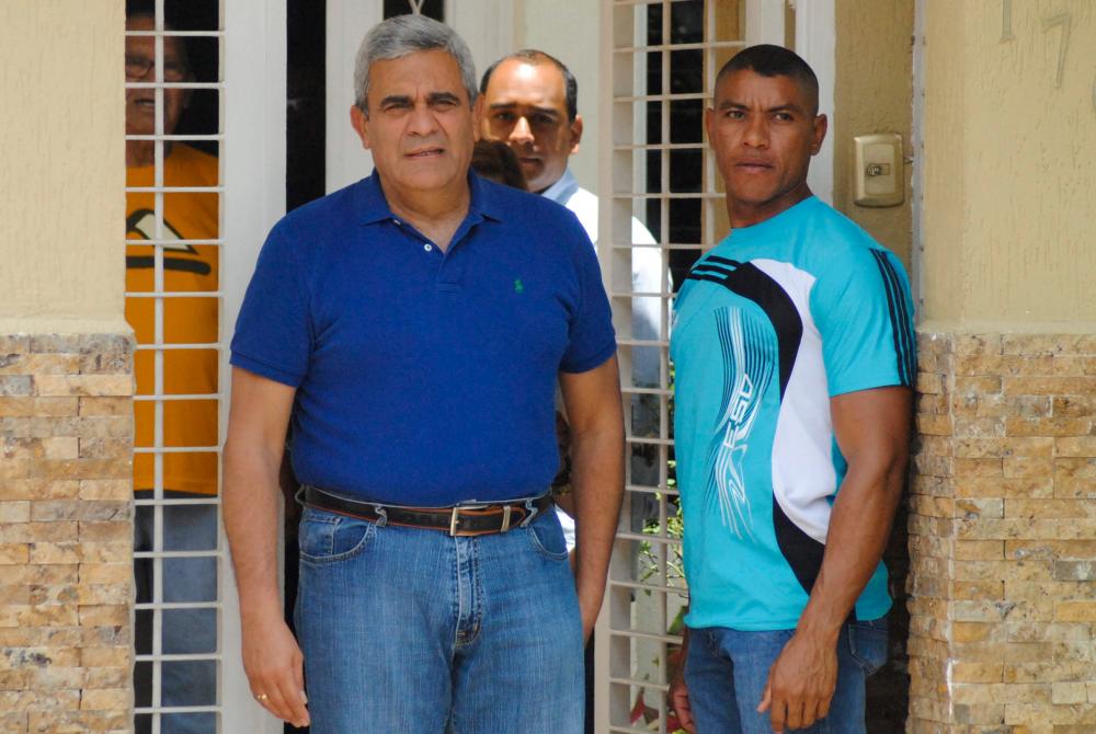Former general Raul Baduel (C) walks out from his house in Maracay, Venezuela August 13, 2015. REUTERSpix