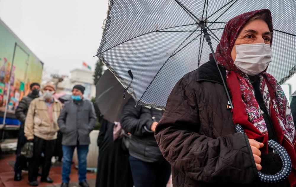 Locals queue for Istanbul Municipality's cheap bread to make small savings in their household budget in Sultangazi district of Istanbul, Turkey, December 7, 2021. Picture taken December 7, 2021. REUTERSPIX