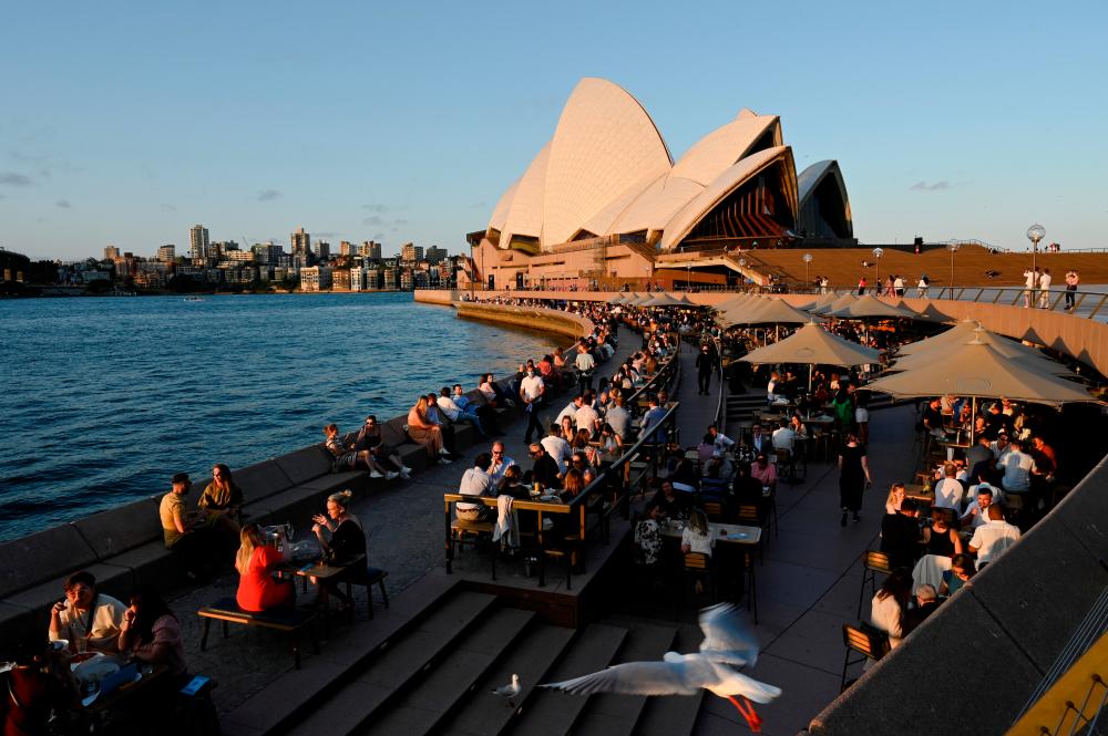 FILE PHOTO: Patrons dine-in at a bar by the harbour in the wake of coronavirus disease (COVID-19) regulations easing, following an extended lockdown to curb an outbreak, in Sydney, Australia, October 22, 2021. REUTERSpix