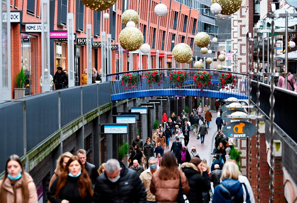 People do their Christmas shopping before the Dutch government's expected announcement of a strict Christmas lockdown to curb the spread of the Omicron coronavirus variant, in the city centre of Nijmegen, Netherlands December 18, 2021. REUTERSPIX