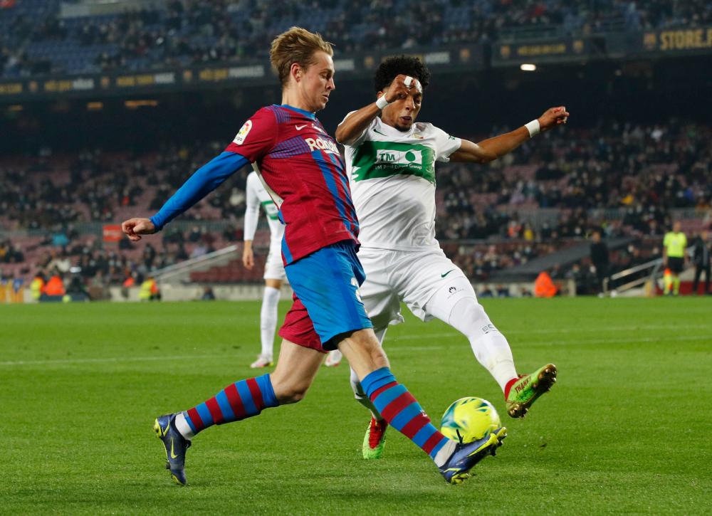 Soccer Football - LaLiga - FC Barcelona v Elche - Camp Nou, Barcelona, Spain - December 18, 2021FC Barcelona's Frenkie de Jong in action with Elche's Johan Mojica REUTERSPIX