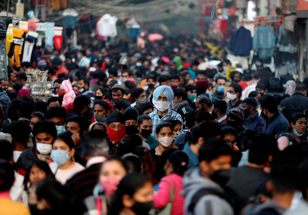 People shop at a crowded market ahead of Christmas, during the ongoing coronavirus disease (Covid-19) pandemic, in New Delhi, December 23, 2021. REUTERSPIX