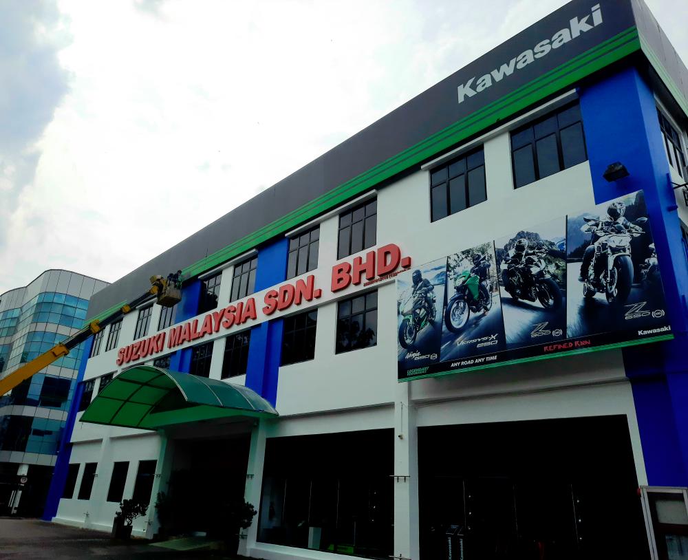 KMSBM doesn’t have to say it (not yet, anyway), but this image – snapped when we visited its office on Sept 8 – says it all! Its contractors were busy replacing the colours and signages on, in and around the building, from Kawasaki’s corporate image to Suzuki’s.