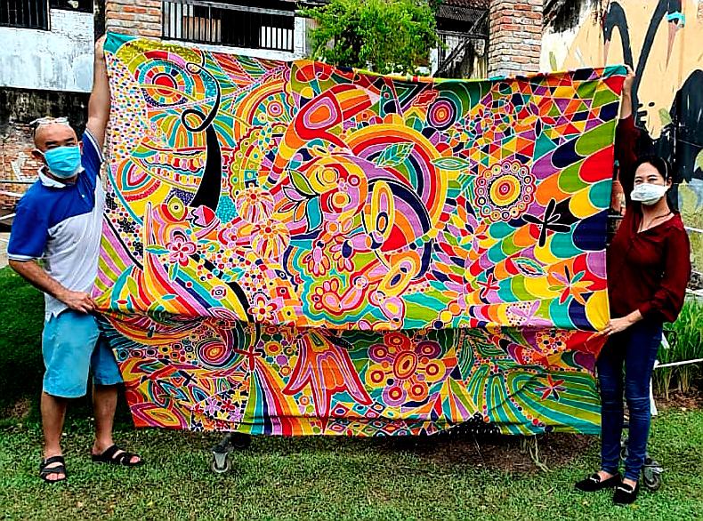 Lim showing off one of his larger works. – ALL PIX BY LIM ANUAR