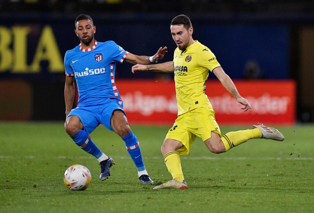 Soccer Football - LaLiga - Villarreal v Atletico Madrid - Estadio de la Ceramica, Villarreal, Spain - January 9, 2022 Villarreal’s Moi Gomez in action with Atletico Madrid’s Renan Lodi REUTERSpix