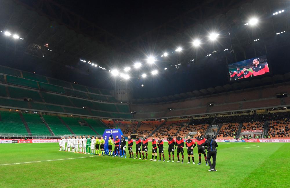 Soccer Football - Serie A - AC Milan v Spezia - San Siro, Milan, Italy - January 17, 2022 General view of players during the line up before the match with a crowd limited to 5000 fans due to coronavirus disease (COVID-19) REUTERSpix