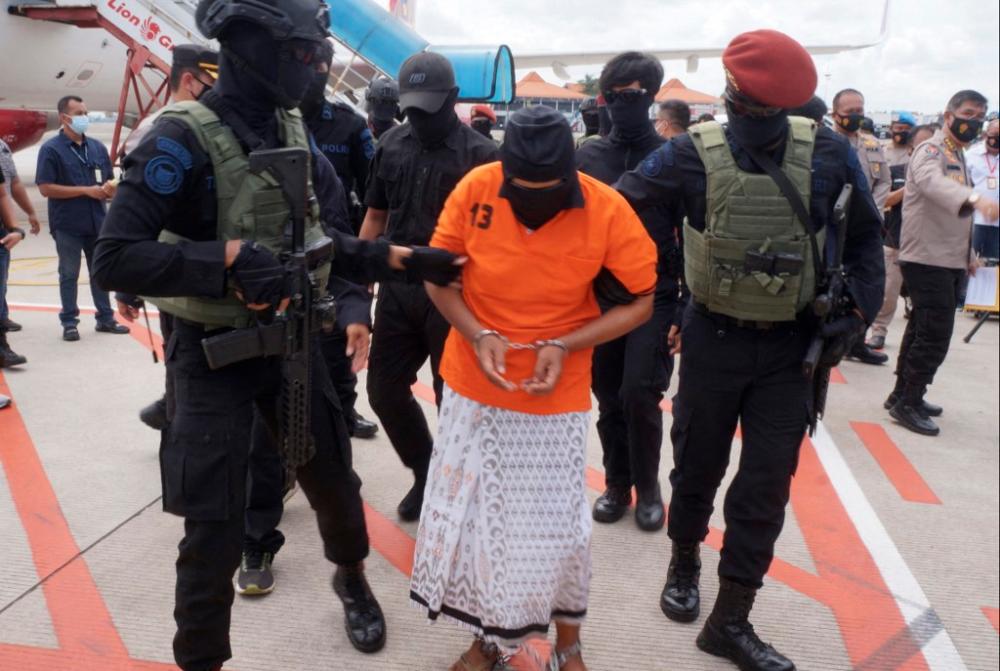 This file photo taken on December 16, 2020 shows police escorting Zulkarnaen, a senior leader of the Al-Qaeda-linked Jemaah Islamiyah (JI), who had been on the run for his alleged role in the 2002 Bali bombings, upon arrival at Jakarta’s Soekarno-Hatta International Airport in Tangerang. An Indonesian court on January 19, 2022 sentenced an Al-Qaeda-linked Islamist militant to 15 years in prison over his role in the 2002 bombings that killed 202 people on the resort island of Bali. AFPPIX