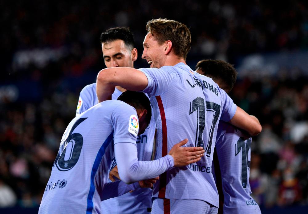 Soccer Football - LaLiga - Levante v FC Barcelona - Estadio Ciudad de Valencia, Valencia, Spain - April 10, 2022 FC Barcelona’s Luuk de Jong celebrates scoring their third goal with teammates REUTERSPIX