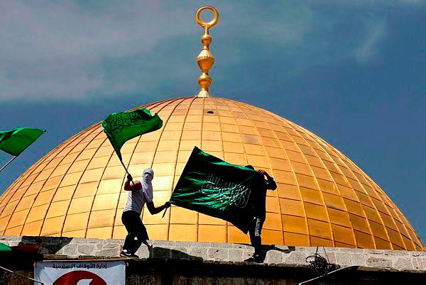 Palestinians protest at the compound that houses Al-Aqsa Mosque, known to Muslims as the Noble Sanctuary and to Jews as the Temple Mount, in Jerusalem’s Old City/REUTERSpix