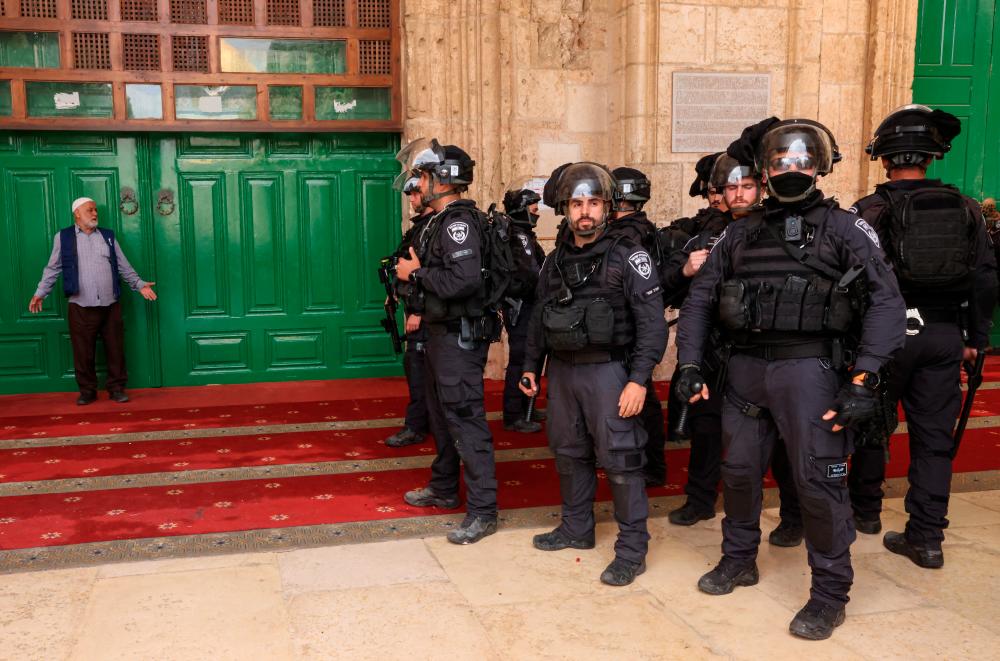 Israeli security forces stand guard by a door at the compound that houses Al-Aqsa Mosque, known to Muslims as Noble Sanctuary and to Jews as Temple Mount, in Jerusalem's Old City May 5, 2022. REUTERSPIX
