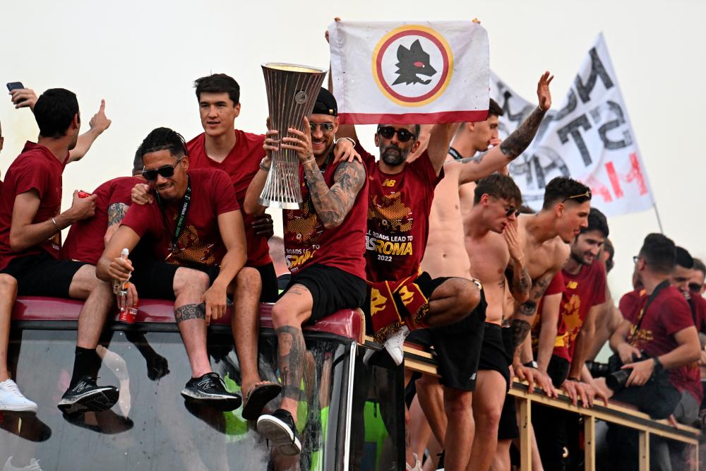 Soccer Football - AS Roma celebrate winning the Europa Conference League - Rome, Italy - May 26, 2022 AS Roma’s Lorenzo Pellegrini celebrates on the bus with the trophy, Chris Smalling and teammates after winning the Europa Conference League REUTERSPIX