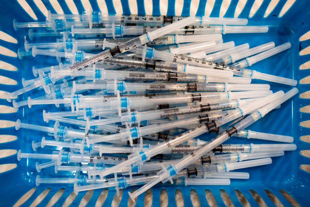 FILE PHOTO: Doses of the Pfizer-BioNTech vaccine against the coronavirus disease (COVID-19) are pictured at a booster clinic for 12 to 17-year-olds in Lansdale, Pennsylvania, U.S., January 9, 2022. REUTERSPIX