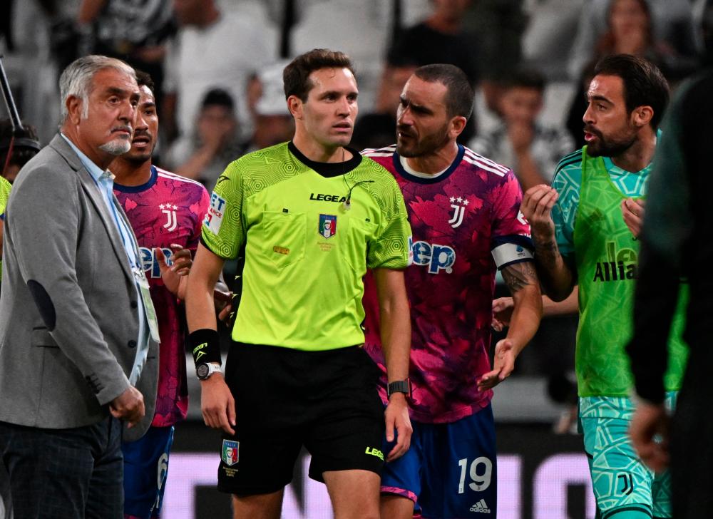 Soccer Football - Serie A - Juventus v Salernitana - Allianz Stadium, Turin, Italy - September 11, 2022Juventus' Leonardo Bonucci remonstrates with referee Matteo Marcenaro after the match - REUTERSPIX
