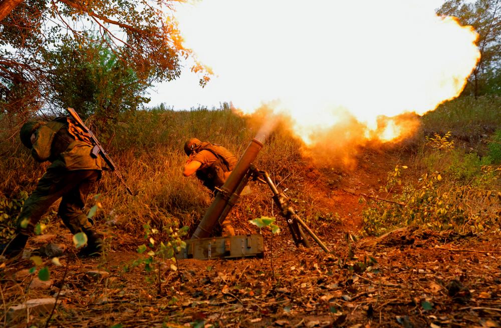 Service members of pro-Russian troops fire a mortar in the direction of Avdiivka during Russia-Ukraine conflict, outside Donetsk, Ukraine September 17, 2022. REUTERSPIX
