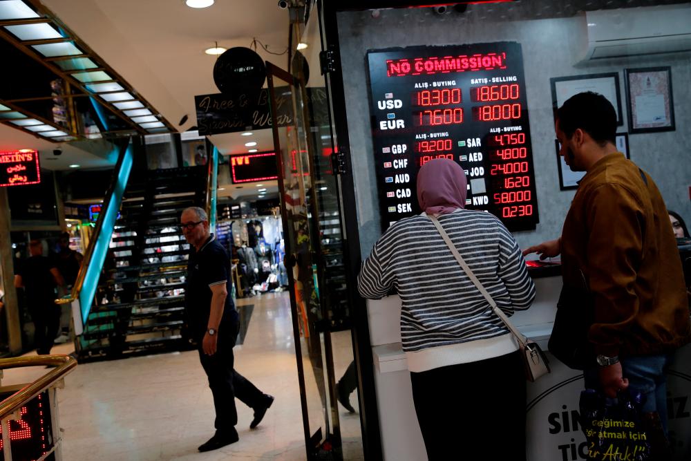 Tourists change money at a currency exchange office in Istanbul, Turkey September 26, 2022. REUTERSPIX