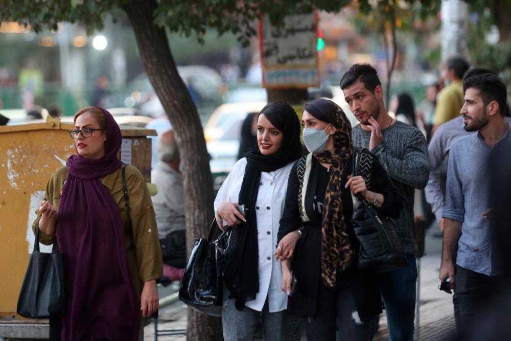 Iranian women walk in a street in Tehran, Iran October 3, 2022. WANA (West Asia News Agency) - REUTERSPIX