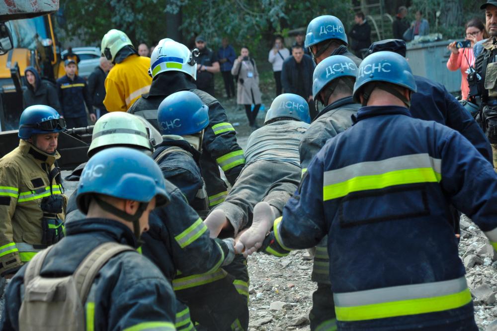 Rescuers carry an injured local resident at the site of a residential building heavily damaged by a Russian missile strike, amid their attack on Ukraine, in Zaporizhzhia, Ukraine October 6, 2022. REUTERSPIX