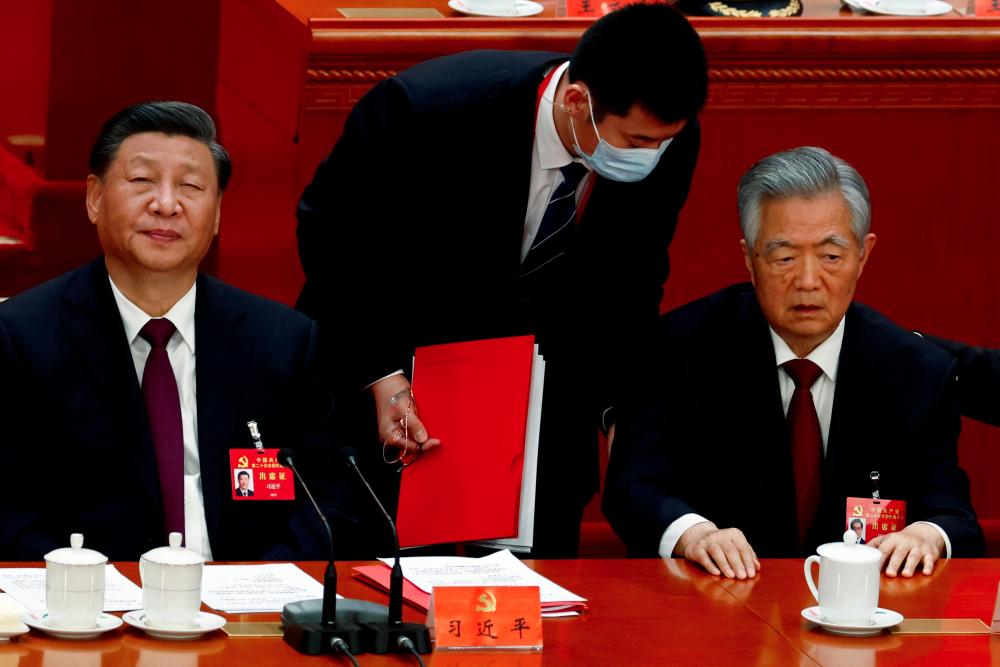 Chinese President Xi Jinping and former president Hu Jintao attend the closing ceremony of the 20th National Congress of the Communist Party of China, at the Great Hall of the People in Beijing, China October 22, 2022. - REUTERSPIX