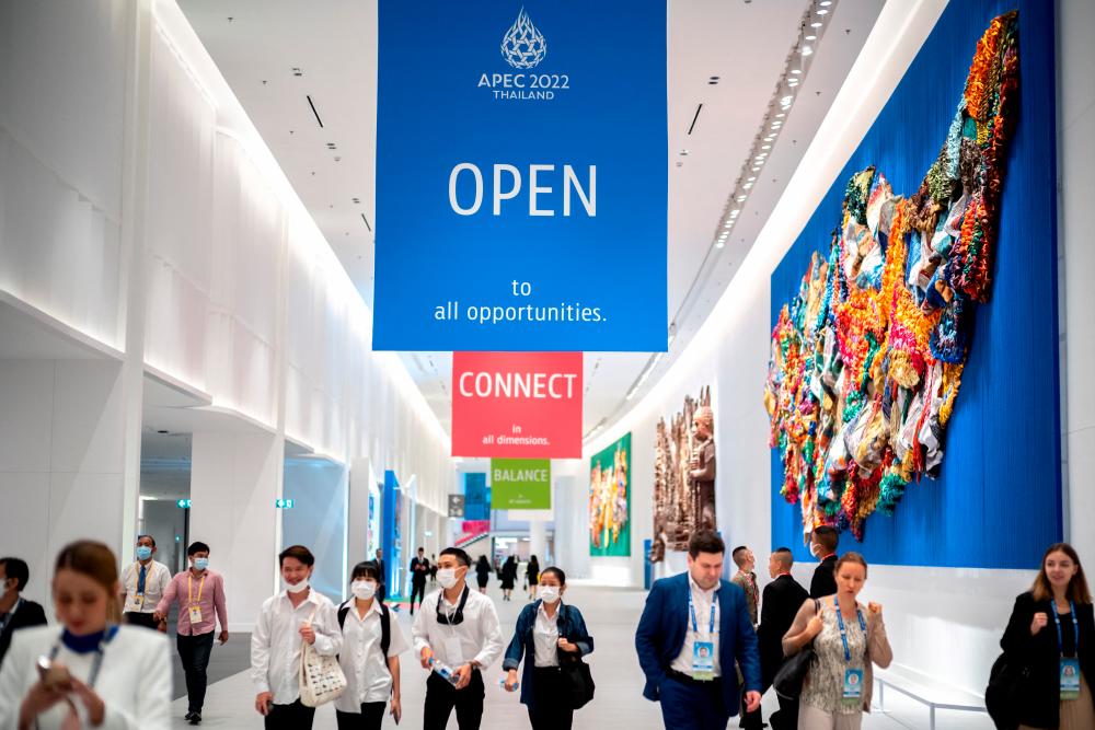 Delegates walk inside the Queen Sirikit National Convention Center where the APEC summit will be held, in Bangkok, Thailand, November 14, 2022. REUTERSPIX