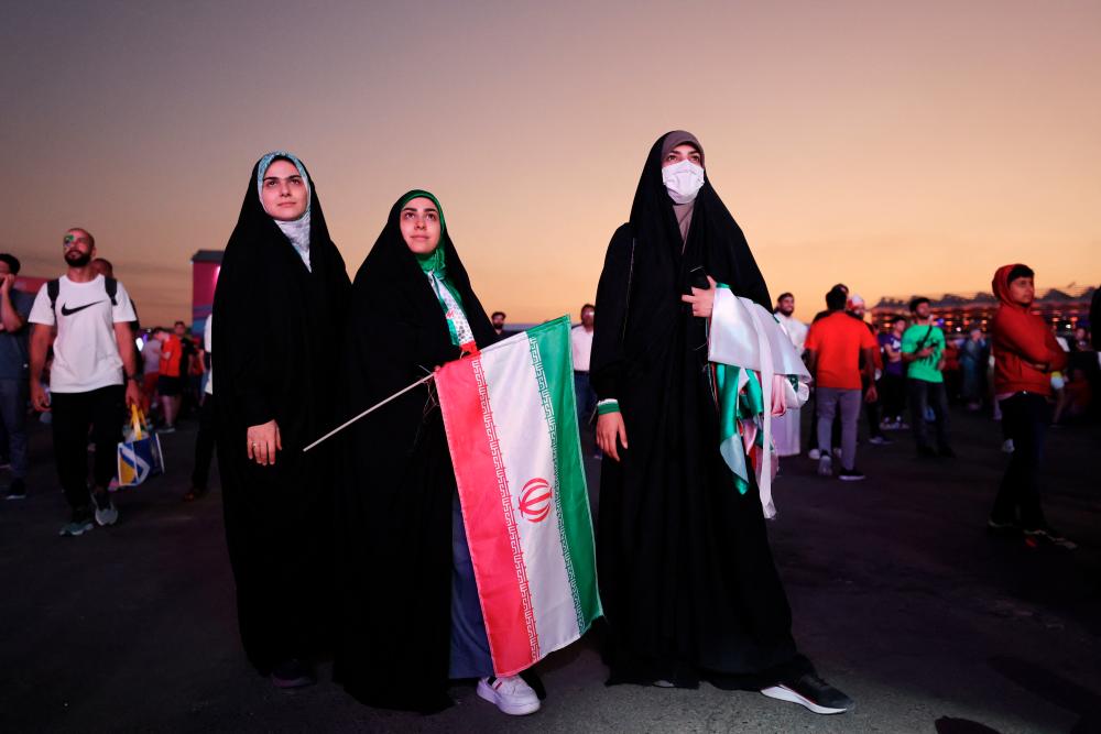 $!Iran fans watch the match between England and Iran. – REUTERSPIX