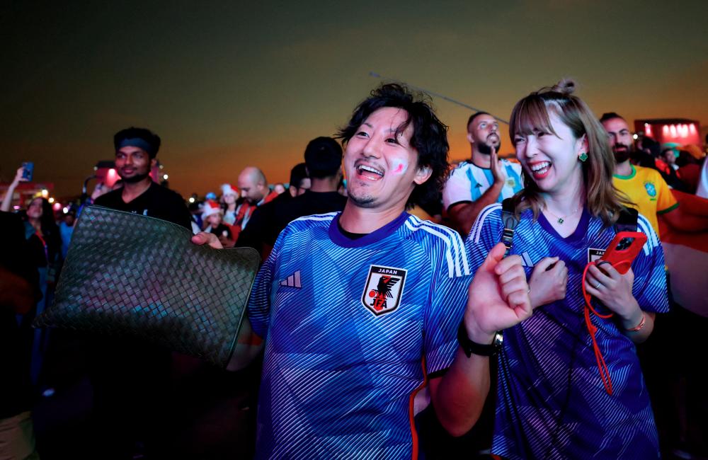$!Japan fans are seen during the match between England and Iran. – REUTERSPIX