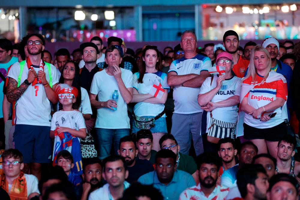 $!England fans are seen during the match between England and Iran in the FIFA Fan Festival atAl Bidda Park, Doha. – REUTERSPIX