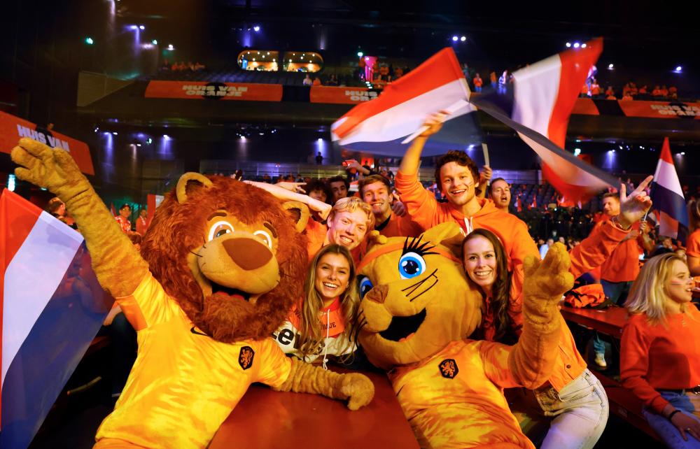 $!Netherlands fans are seen with their mascots before the match. – REUTERSPIX