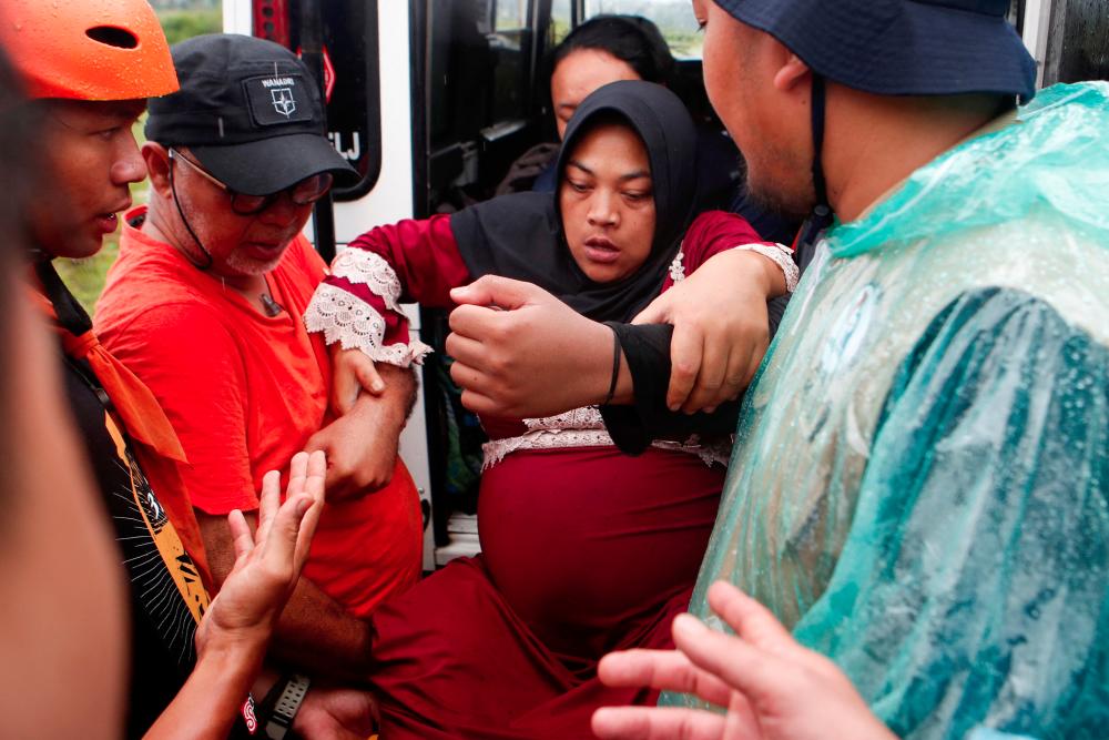 Rohmat Kartini, 35, a pregnant woman, is evacuated to a relief centre after an earthquake hit Sukamulya, in Cianjur, West Java Province, Indonesia, November 23, 2022. - REUTERSPIX