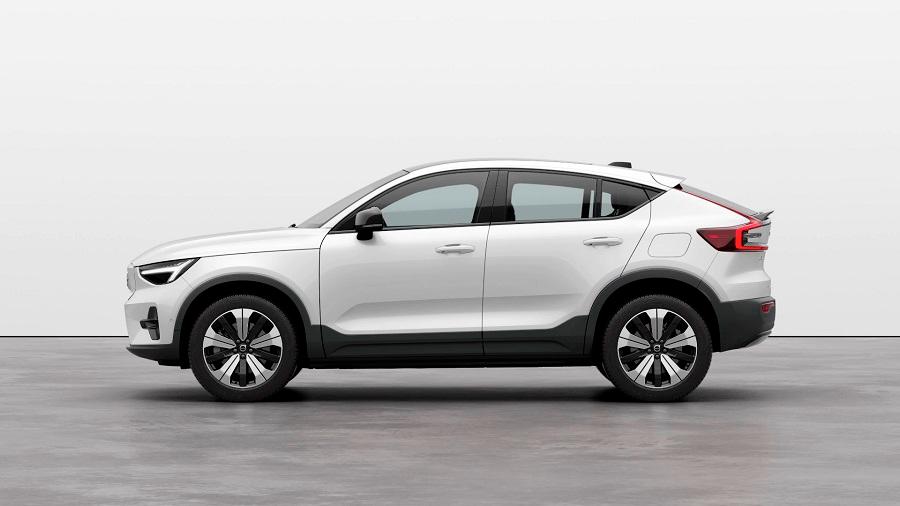 $!The C40 Recharge (above) is a crossover coupe SUV with less of a slope at the rear end compared to the XC40 Recharge (below) which is a crossover SUV. Both models are similar in size.