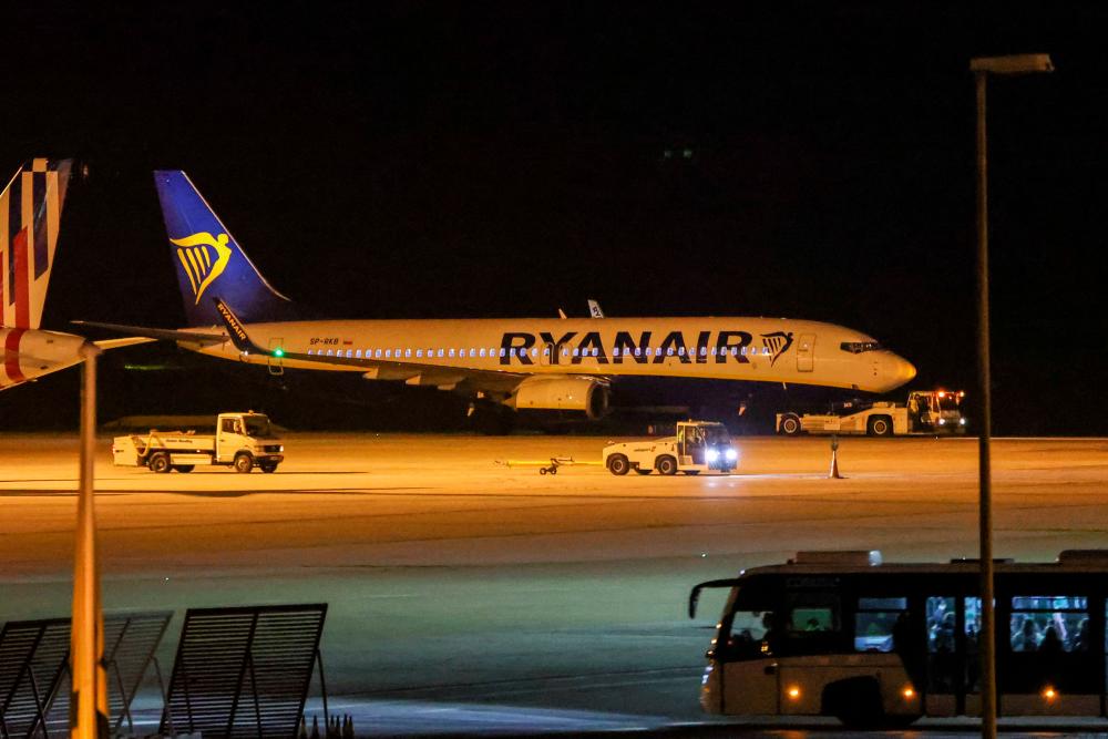 A Ryanair plane is seen on the runway, after landing at Athens’ International Eleftherios Venizelos airport, following a bomb threat in midair, on the outskirts of Athens, Greece, January 22, 2023. REUTERSPIX