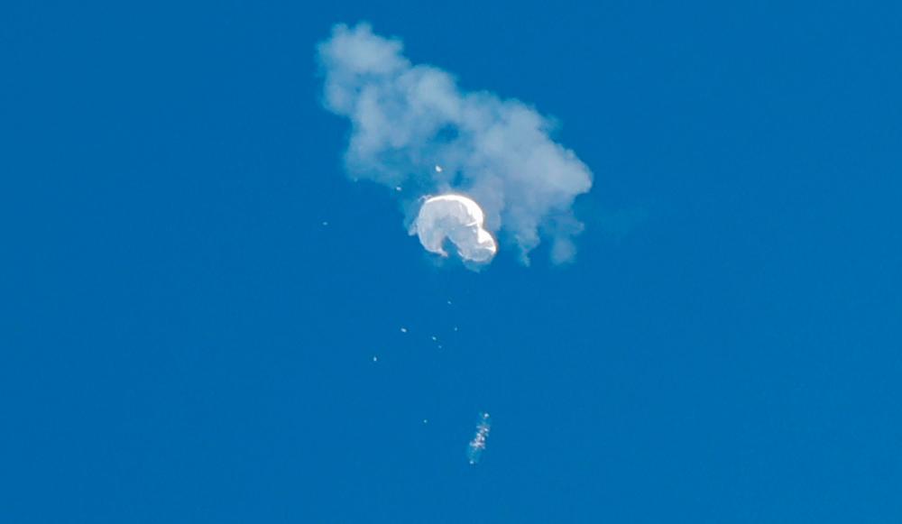 The suspected Chinese spy balloon drifts to the ocean after being shot down off the coast in Surfside Beach, South Carolina, U.S. February 4, 2023. REUTERSPIX