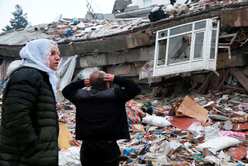 Orang ramai mencari mangsa yang terselamat di bawah runtuhan berikutan gempa bumi di Diyarbakir, Turki 6 Februari 2023. fotoREUTERS