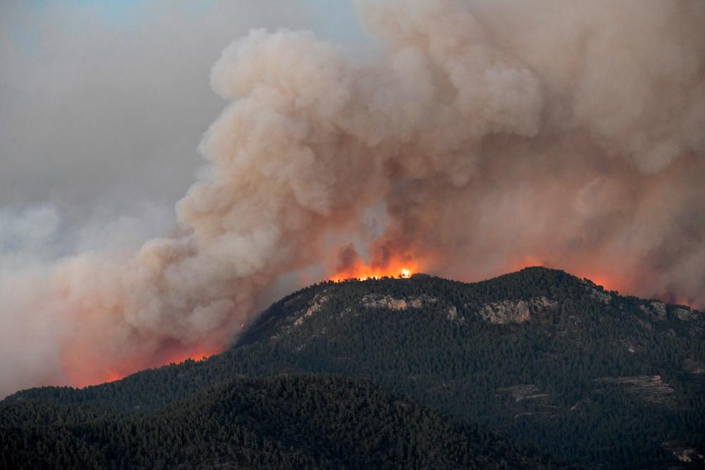 A wildfire burns parts of rural areas in Fuente de la Reina, Spain, March 24, 2023/REUTERSPix
