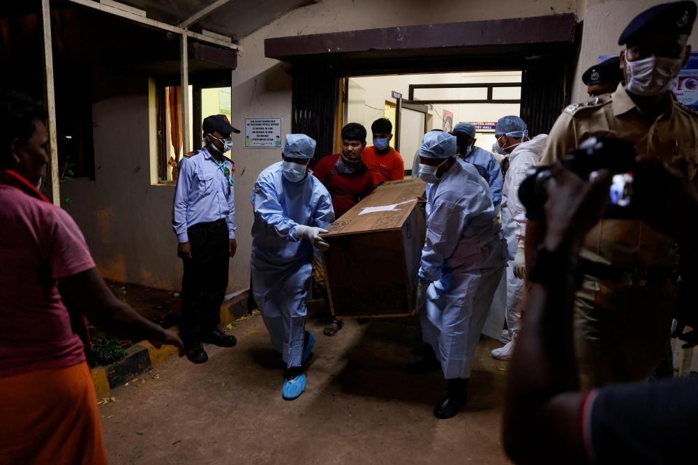 Healthcare workers help a family to load a makeshift coffin of a relative into an ambulance after a train collision in Balasore, at a hospital in Bhubaneswar in the eastern state of Odisha, India, June 4, 2023/AFPPix