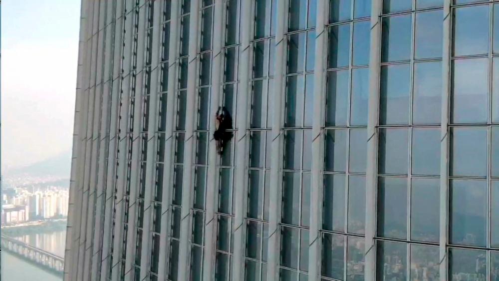 A British man climbs South Korea’s tallest building, the 123-storey Lotte World Tower, without a rope before being forced to abandon the climb more than halfway up, in Seoul, South Korea, June 12, 2023/REUTERSPix