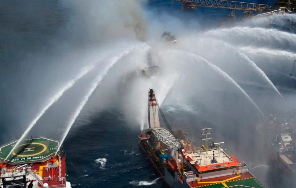 Boats spray water onto an offshore oil platform that caught fire at the Pemex's Cantarell Field, in the Bay of Campeche, Mexico July 7, 2023//Reuterspix