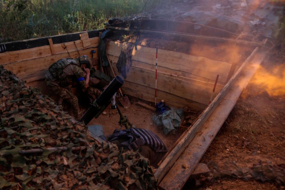 Ukrainian service members fire a mortar toward Russian troops at their position near a frontline, amid Russia’s attack on Ukraine, in Zaporizhzhia region, Ukraine September 4, 2023. REUTERSPIX