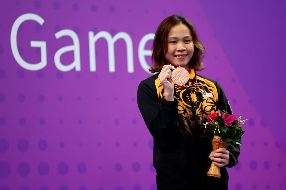 Bronze medallist Malaysia’s Pandelela Rinong Pamg poses during the medal ceremony for the Women’s 10m Platform final/REUTERSPix