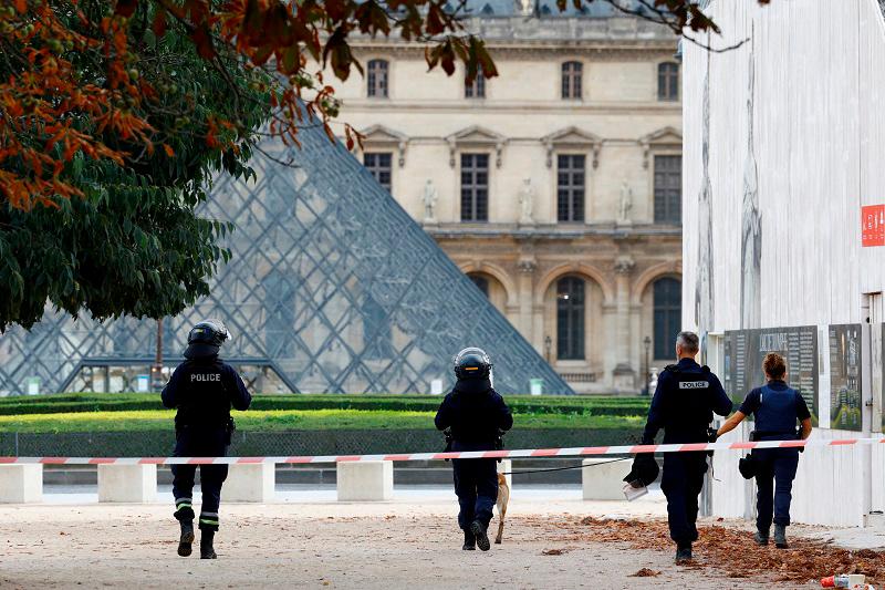 Paris Louvre museum abruptly closes its doors for security reasons