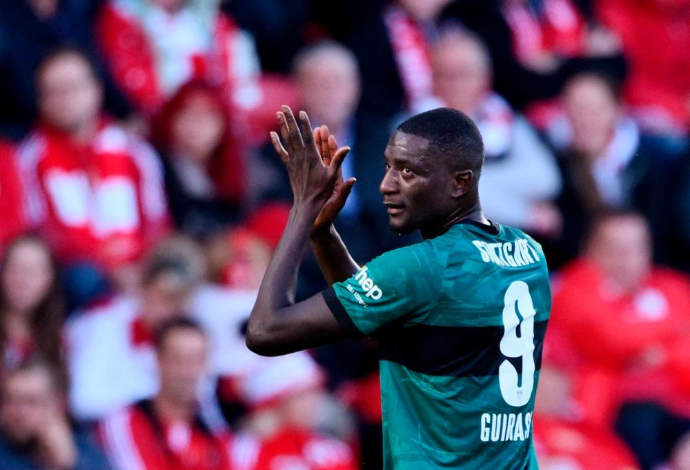 Football - Bundesliga - 1. FC Union Berlin v VfB Stuttgart - Stadion An der Alten Forsterei, Berlin, Germany - October 21, 2023VfB Stuttgart's Serhou Guirassy applauds the fans as he is substituted. REUTERSPIX