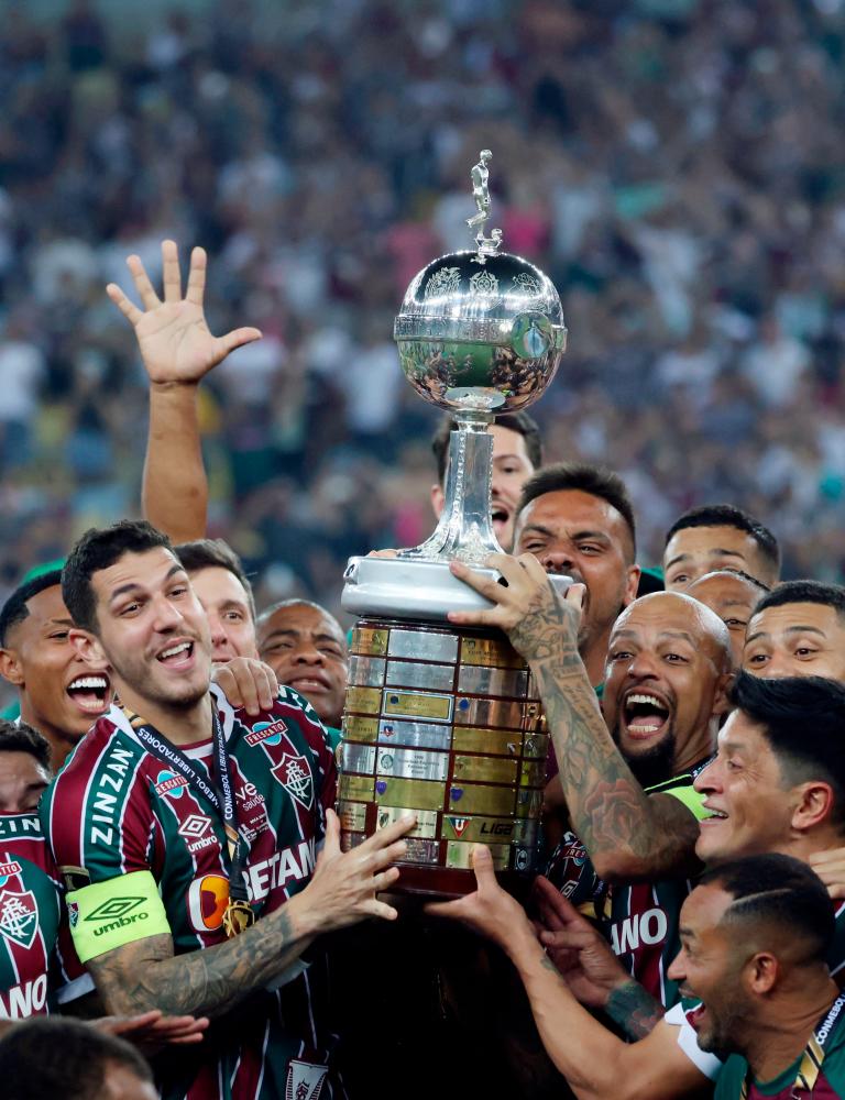 Copa Libertadores - Final - Boca Juniors v Fluminense - Estadio Maracana, Rio de Janeiro, Brazil - November 4, 2023Fluminense's Nino and Felipe Melo lift the trophy as they celebrate with teammates after winning the Copa Libertadores - REUTERSPIX