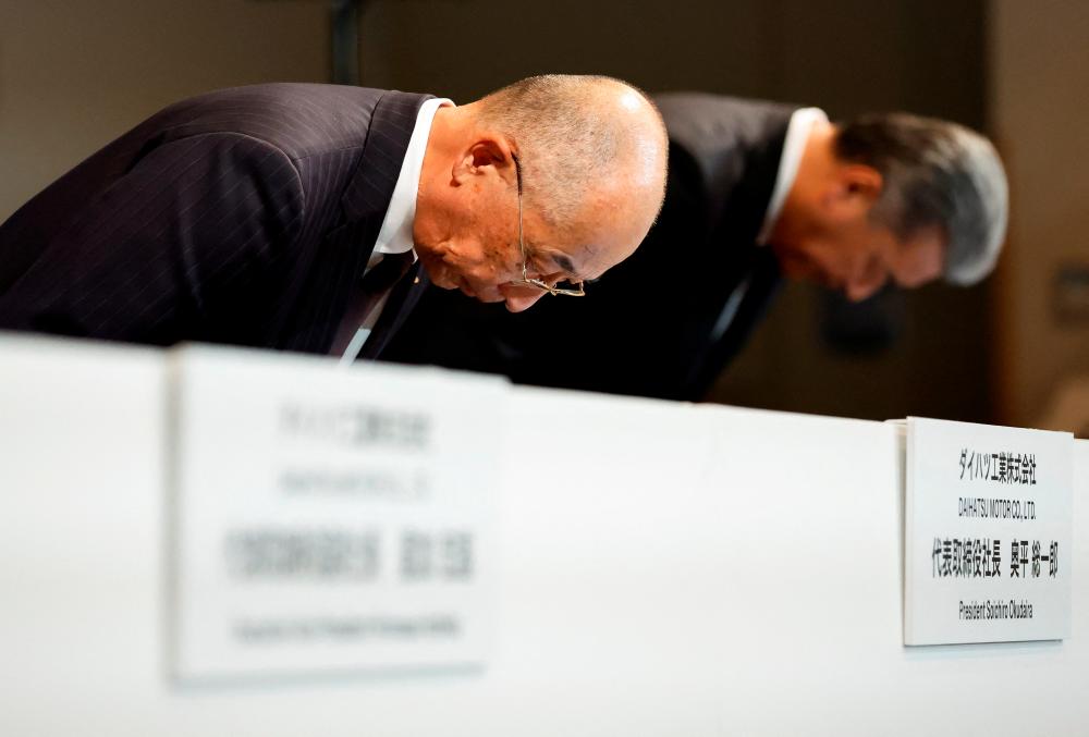 Daihatsu Motor President Soichiro Okudaira and Toyota Motor Executive Vice President Hiroki Nakajima bow deeply at the start of a news conference in Tokyo, Japan December 20, 2023/REUTERSPix