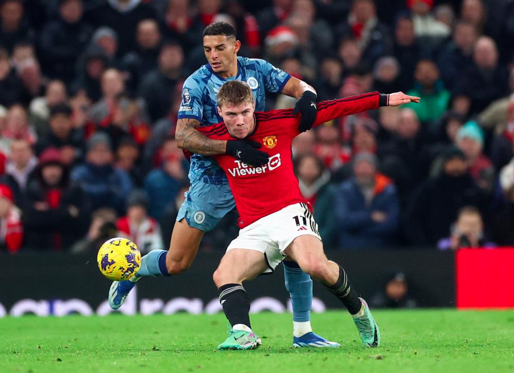 Football - Premier League - Manchester United v Aston Villa - Old Trafford, Manchester, Britain - December 26, 2023Manchester United's Rasmus Hojlund in action with Aston Villa's Diego Carlos - REUTERSPIX