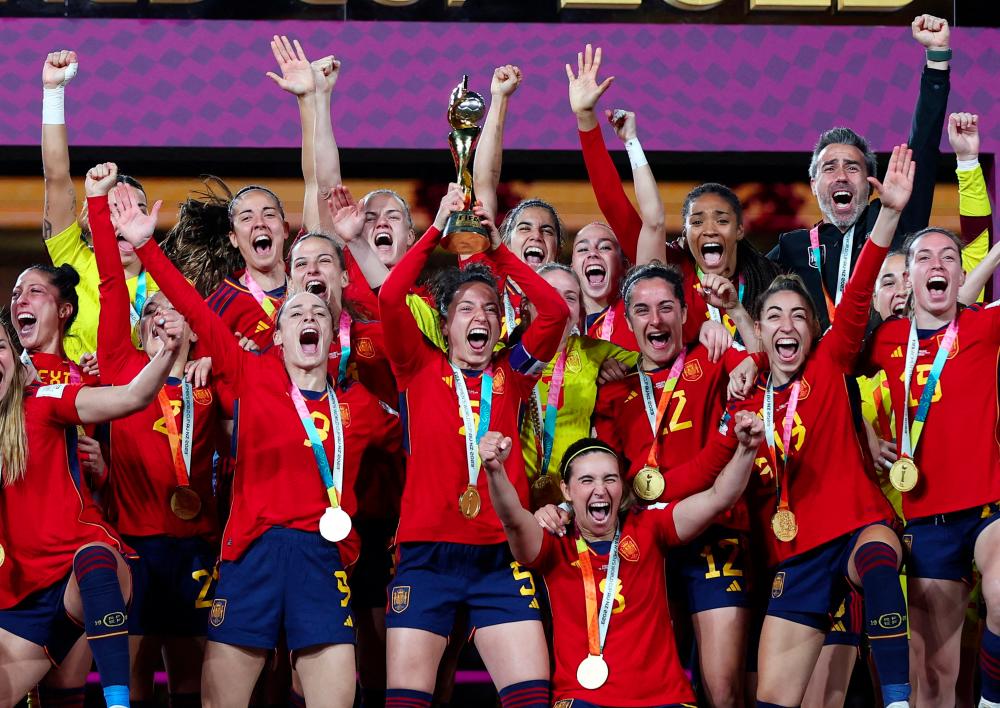 FILE PHOTO: Football - FIFA Women's World Cup Australia and New Zealand 2023 - Final - Spain v England - Stadium Australia, Sydney, Australia - August 20, 2023Spain players celebrate with the trophy after winning the world cup - REUTERSPIX