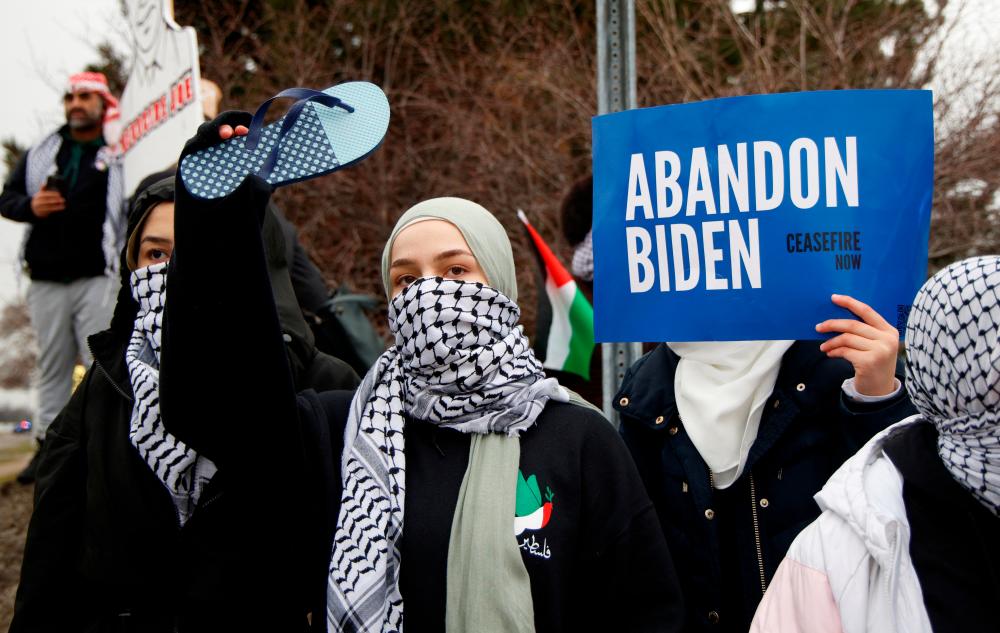 Protestors rally for a cease fire in Gaza outside a UAW union hall during a visit by U.S. President Joe Biden in Warren, Michigan, U.S. February 1, 2024/REUTERSPix