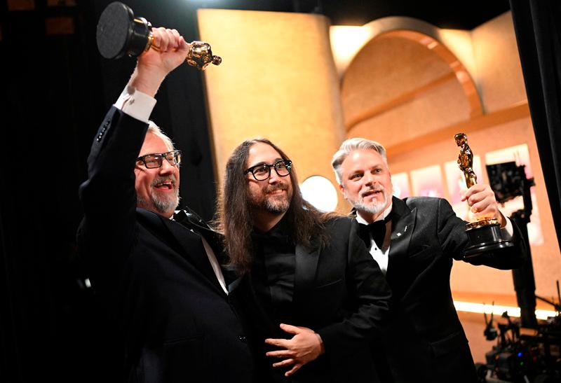 $!Dave Mullins, Sean Lennon and Brad Booker pose with the Oscar for Best Animated Short Film for War Is Over! Inspired by the Music of John &amp; Yoko”//Reuters